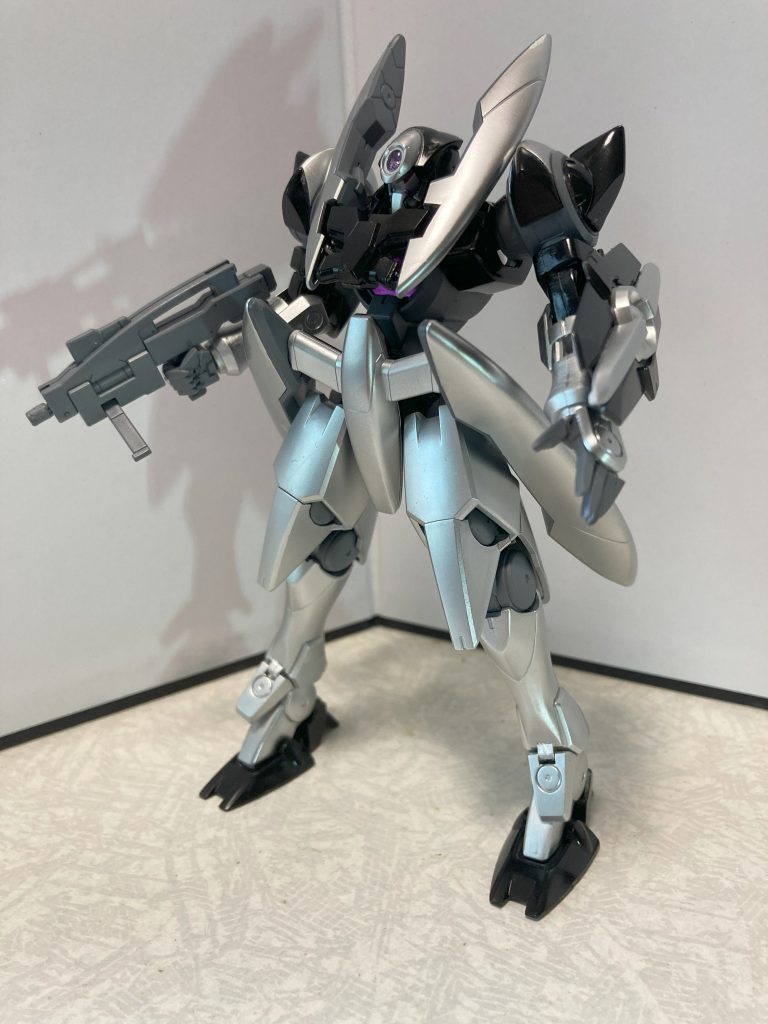 古めのキットなので足と腕はモナカで合わせ目が隠れませんのでそこだけ加工しましたが、腕はちょっと失敗してます。