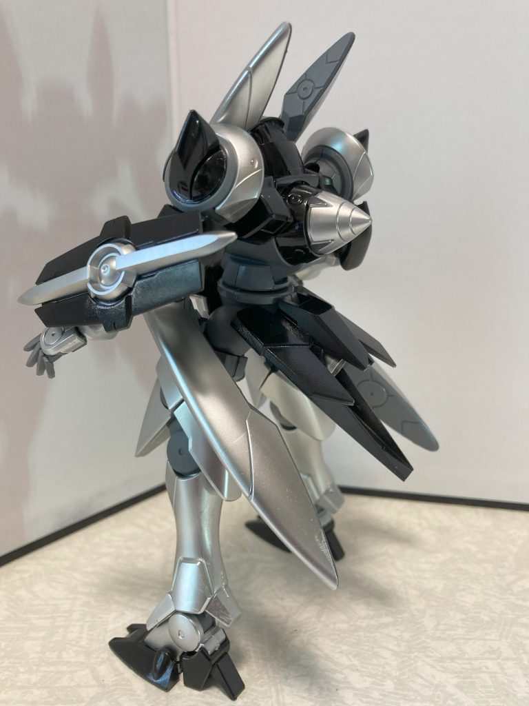 背面。アニメで見るより、キット組んでる時の方がこの機体、しっかりガンダム何だなぁ、と納得させられるパーツ構成でした。