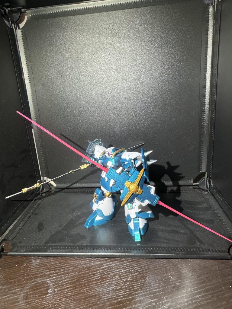 シールドを分割して、ジンクスのパーツ等をつけて改造しました。ビームサーベルが付けられるようにしました。