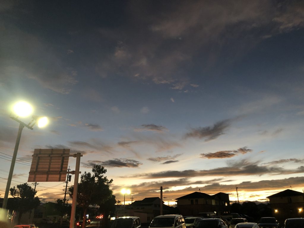 空がグラデーションになってる箇所を切り出して2機を合成。