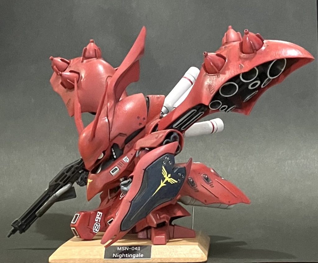 ち◯ことスカートを切り取りプロポーションを変更。また、クリアパーツを破棄してモノアイを強調しています。あと自立はしません。