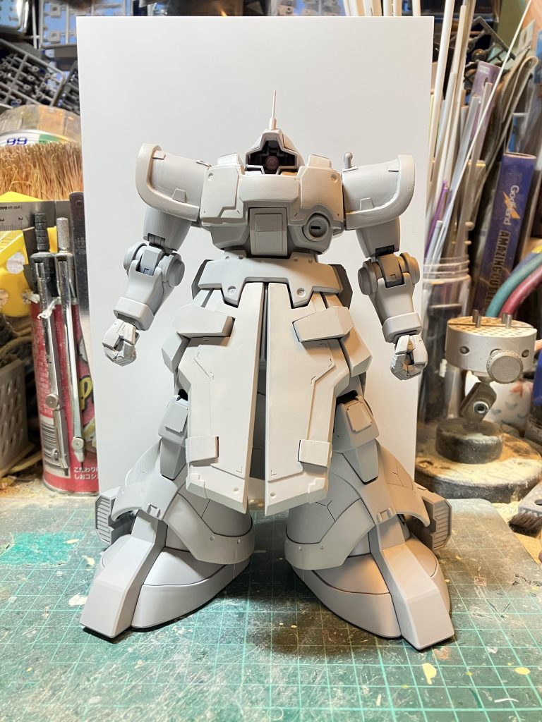 設定画とバトオペ2のデザインを参考に、この特徴的な大型化されたフロントアーマーを上手いことやらなければいけないのでサイズを見ながらプラ板で延長していきました頭部が埋まっているように見せるためバキュームホームを使用。1ミリプラ板2枚重ねて大型化エポパテでコクピットを新設