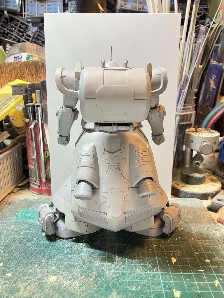 最初はパテの塊でいこうと思いましたが、胴体がのけぞってしまうため急遽バキュームホームを作って初バキュームホーム　ｖ（＾＿＾ｖ）♪これ以降至るディテールアップにバキュームホームを使用しました♪裏側も同じようにバキュームホームして表と裏を張り合わせてモナカ構造にして、胴体に繋ぐ箇所はアルミ線で角度を調整しました張り合わせた箇所をキレイにするためポリパテを必要最低限にして、元のパテの塊から半分くらいの重さまで軽量化♪