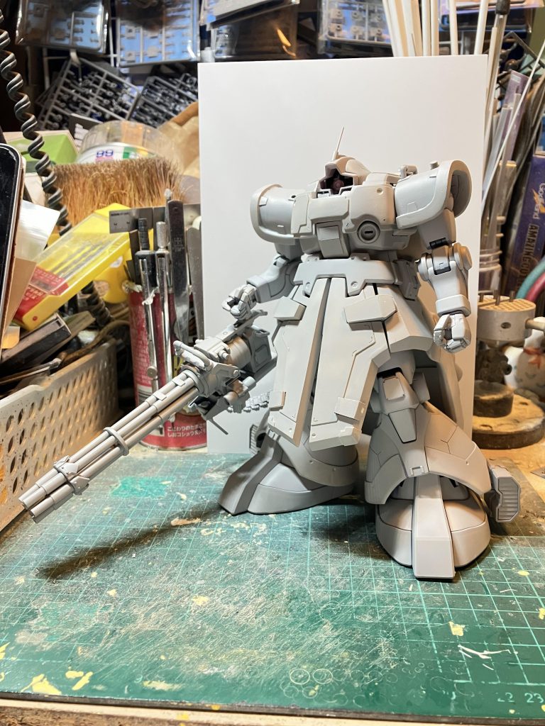 ガトリング砲は手に軽く持たせて地面に当たるぐらいの長さを調整しました頭部アンテナはトロピカルドム風に