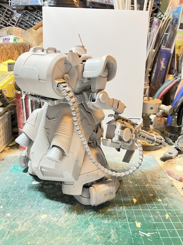 フロントアーマーからリアスカートまでのラインを繋ぐようにするため、ここはかなり時間をかけましたリアはリアで、これまた特徴的な巨大弾倉と大型リアスカートを再現するため、とにかく軽くするため弾倉はプラ板を丸めて中空にして軽量化プラ板、プラパイプでスモークディスチャージャーを２個追加弾薬ベルトは長さが必要でコトブキヤの弾倉ベルト２個使用しました