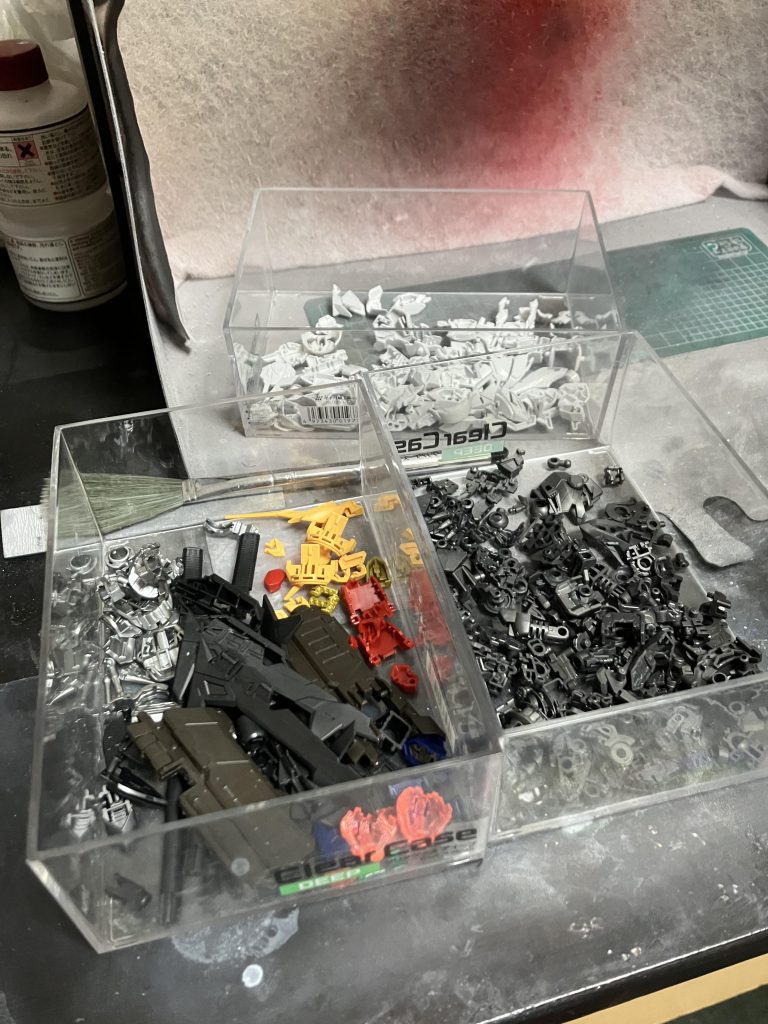 パーツがなかなか多かったのでフレーム以外のみ表面処理をして黒サフを吹いてその上から塗装しました