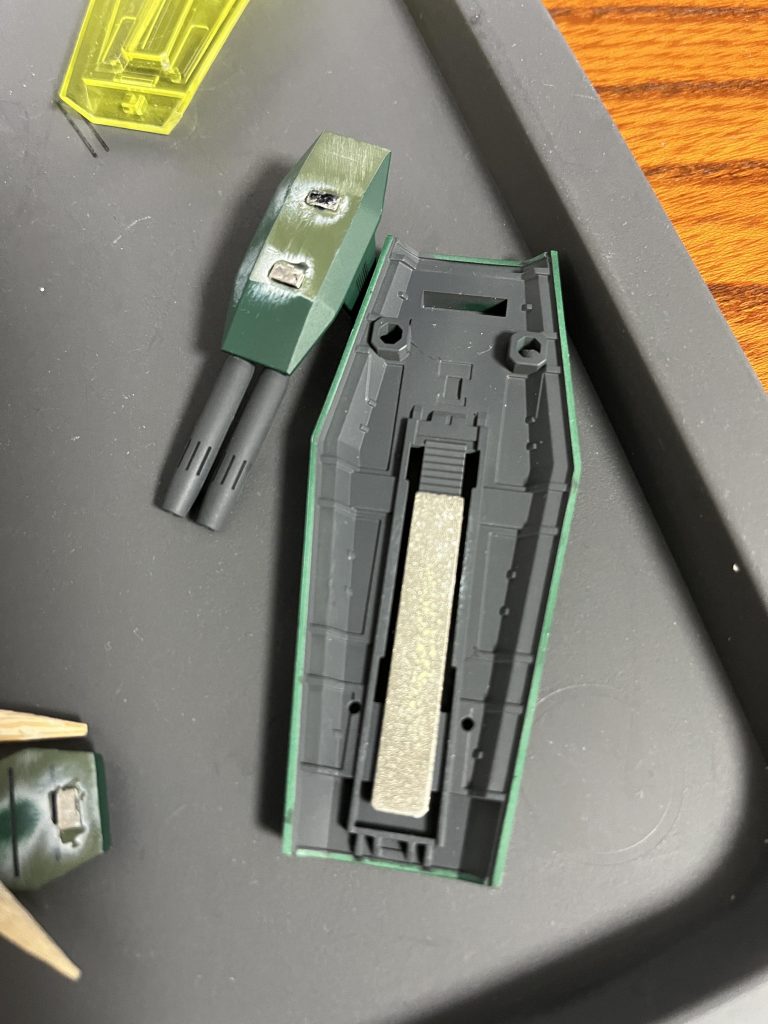 ネオジム磁石を埋め込みシールド側に100円均一の棒ヤスリを接着して滑り止め