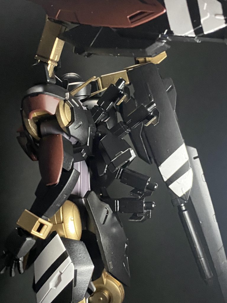 背中に懸架してます。