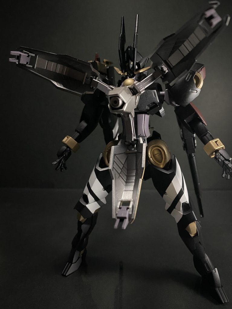 デッド・エンドシュートアキシオン・バスター最大出力モードライフルが胸部に接続され、この二つの形態になれる為「ツイン・ラアムライフル」