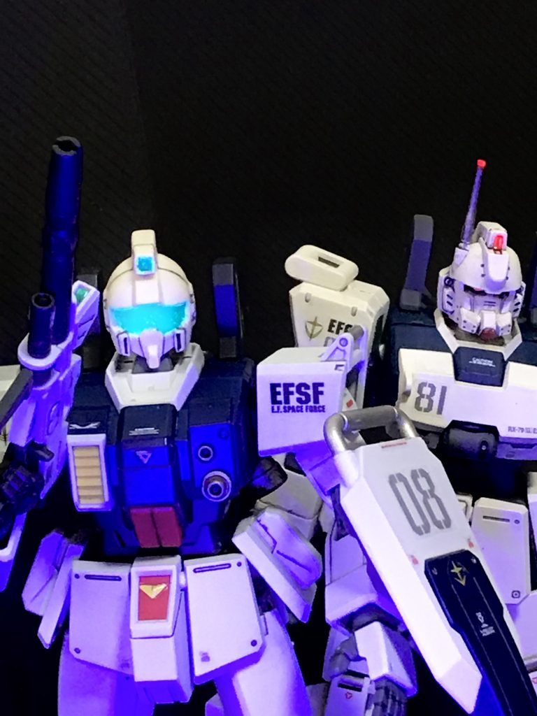 ジムヘッドをパイルダーオン！！この時顎を引けるよう首を若干伸ばす加工を実施。ブラックライトでバイザーが発光するよう、下地にシルバーを塗装し、その上からガイアクリアーブルーグリーンで塗装してます。