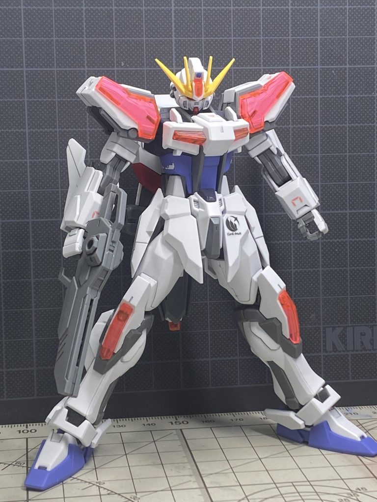 見た目は普通のビルドストライクエクシードギャラクシーですが、このガンプラの良いところ、全身のジョイントを使った拡張性を最大限活かして、いろいろな装備を組み替えるコンセプトです。