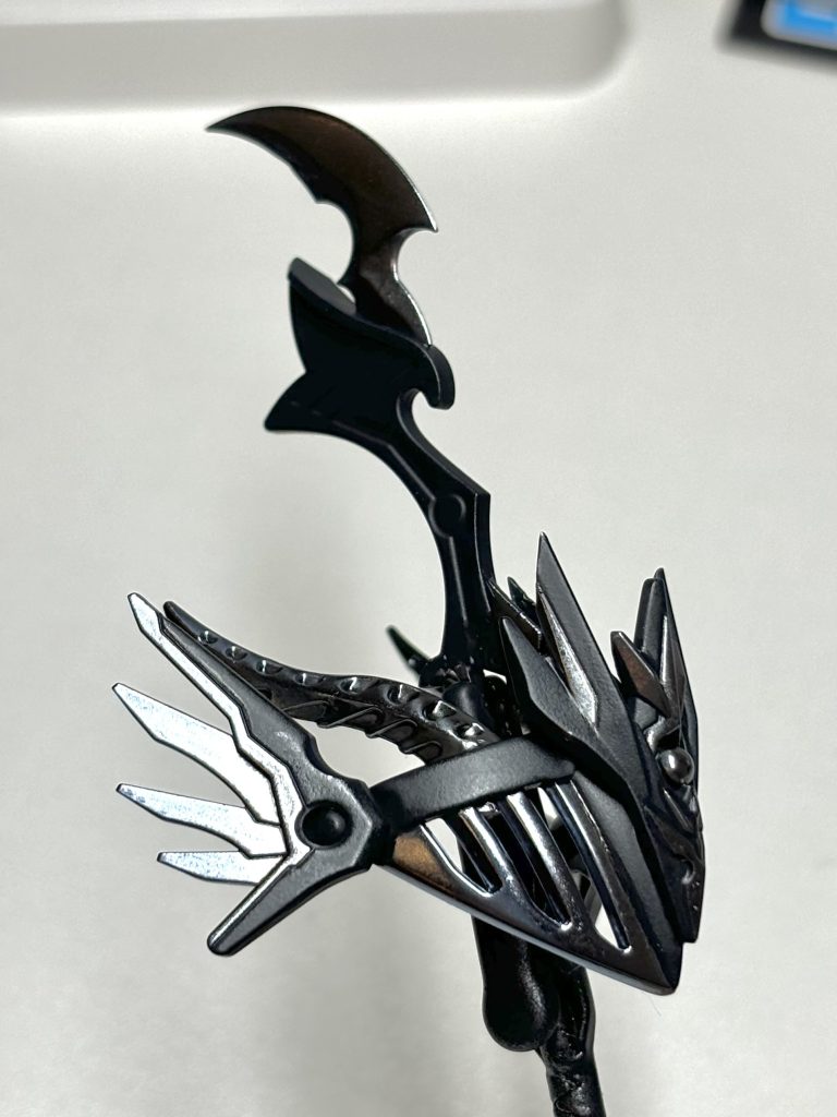 拭き取るとメッキ風の部分がやや曇った(黒の上に吹いたつや消し黒が拭き取りきれていない感じ)ため、最後にメッキ部分のみ水性光沢クリアを塗っています。