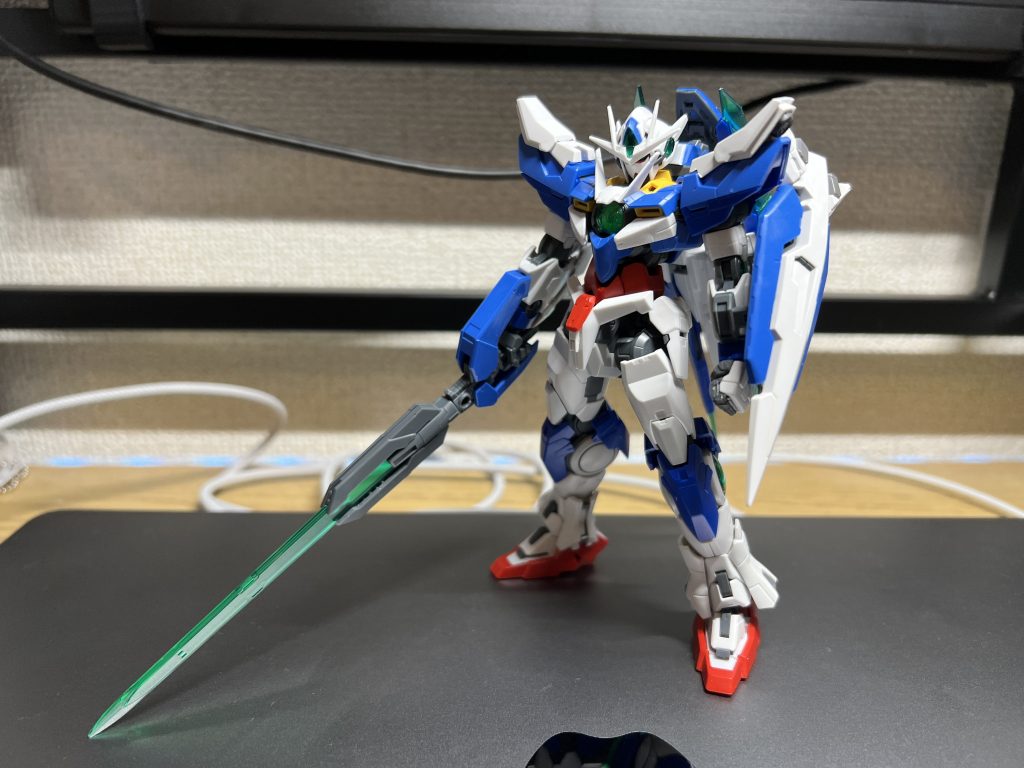 ミキシング加工が終わった状態。足の装甲なんかはおそらく1/100とRGで分割が違っていた関係で大変でした。一度接着して1パーツにしてから別のラインで切るという…