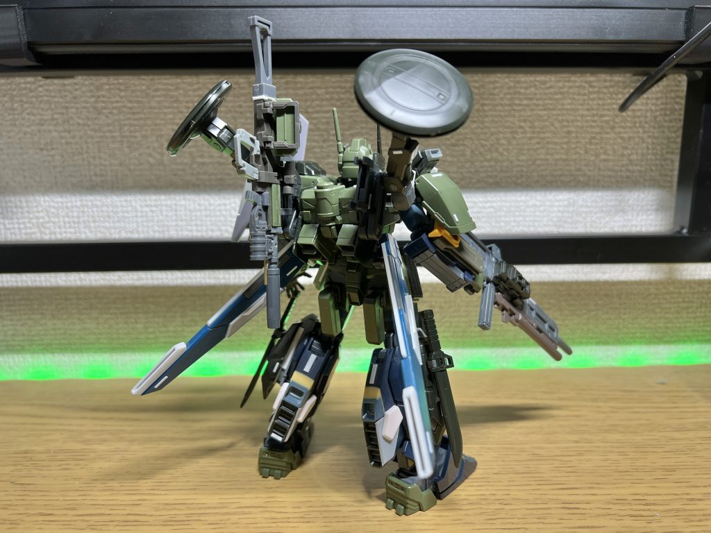 ほかのパーツを付けたりディテールアップを施したりした後の加工最終段階。胸部装甲をRGνガンダムで盛ったあたりでかなりゴツい印象に変わりましたね。