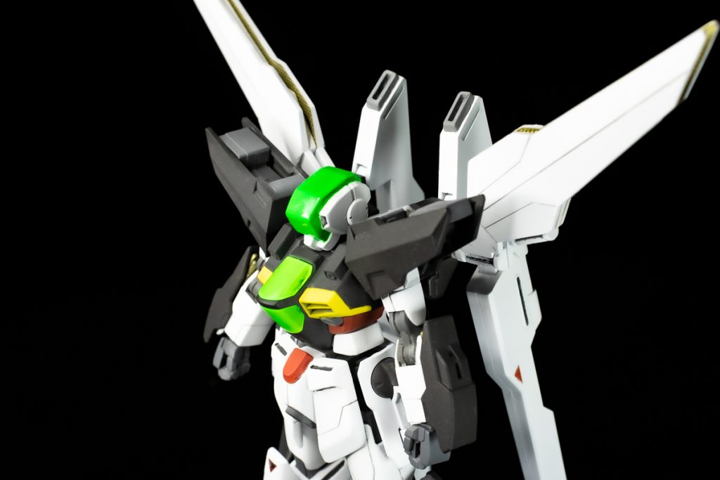 サイド作中でビットモビルスーツの頭部発光色が統一されていないので、本機に関しては胸部からのカラーリングを活かしてエメラルドグリーンを使用。