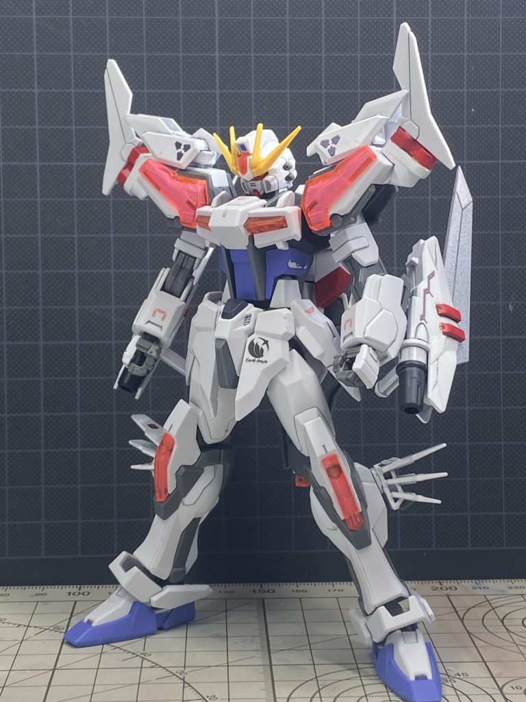 今回はホビージャパン付属のフリーダムガンダムカスタムキットを装着した、F（フレイムファーザー）スタイルです。それぞれのパーツを3ミリ軸接続に置き換えただけで、凄くバランス良くカッコよくなりました。