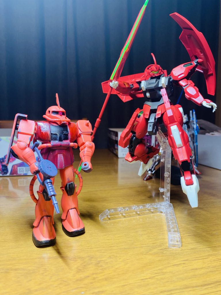 おそらく最も古い旧キットの赤いモビルスーツと最新の赤いモビルスーツ並べてみました。