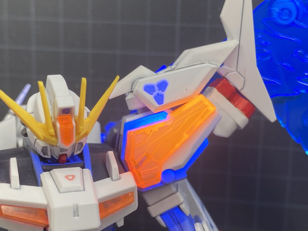 今回はブラックライトで光るデカールを初投入。