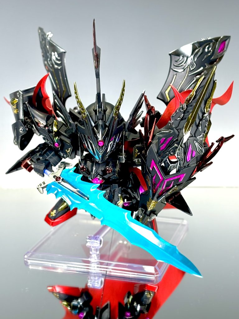 メッキ風塗装はボーンミラーⅡに強化剤入りクリアを吹き膜圧強度を確保してから水性の黒(ティターンズ青1+2、黒)を塗布。マジックリンで拭き取ってから各色の水性クリアを筆でキャンディ塗装してます。