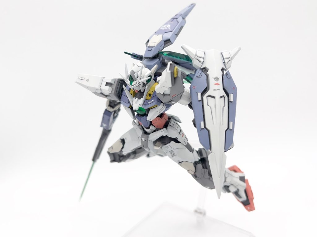 デカールも完全に同じとはいきませんが、大体似たような見た目になるよう心がけました。クアンタ用のデカールがHG用もRG用も店頭に売ってなくて。なんとかあり物で誤魔化してます。