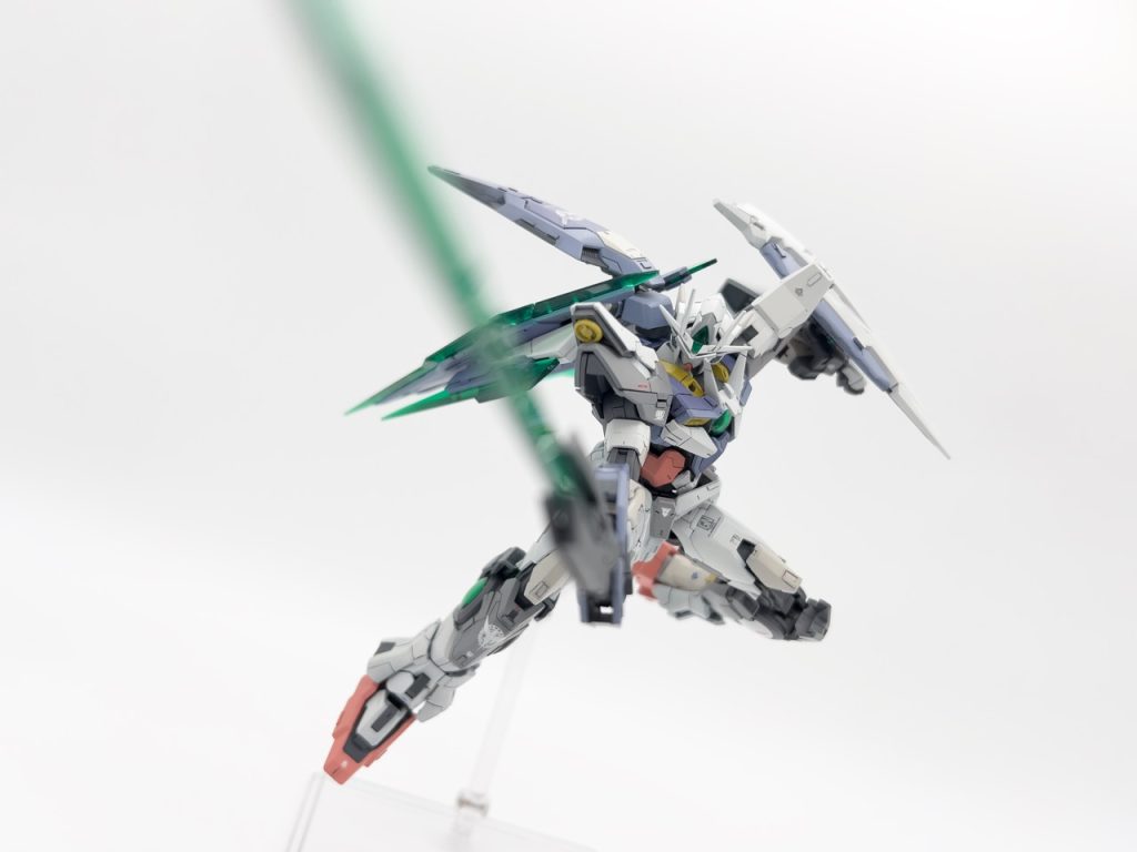 肩のGNバーニアは、作例ではおそらくHGのヴァーチェあたりを使ってると思うのですが、1/144で制作するにあたりこの小ささのGNバーニアパーツがなかなか無く…キュリオスの太もものパーツから一体整形の部分を無理やり切り出して使用しました。