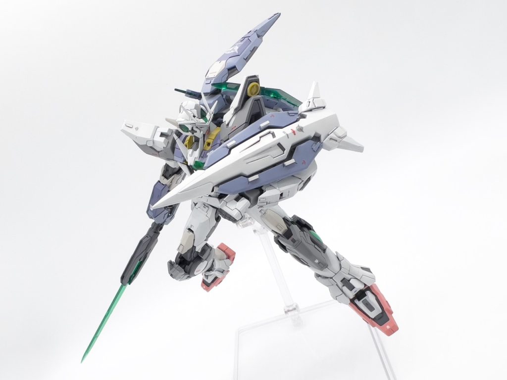 基本RGエクシアとのミキシングですが、肩と靴に使用する足パーツのみRGだと小さすぎたのでHGを刻んで使っています。