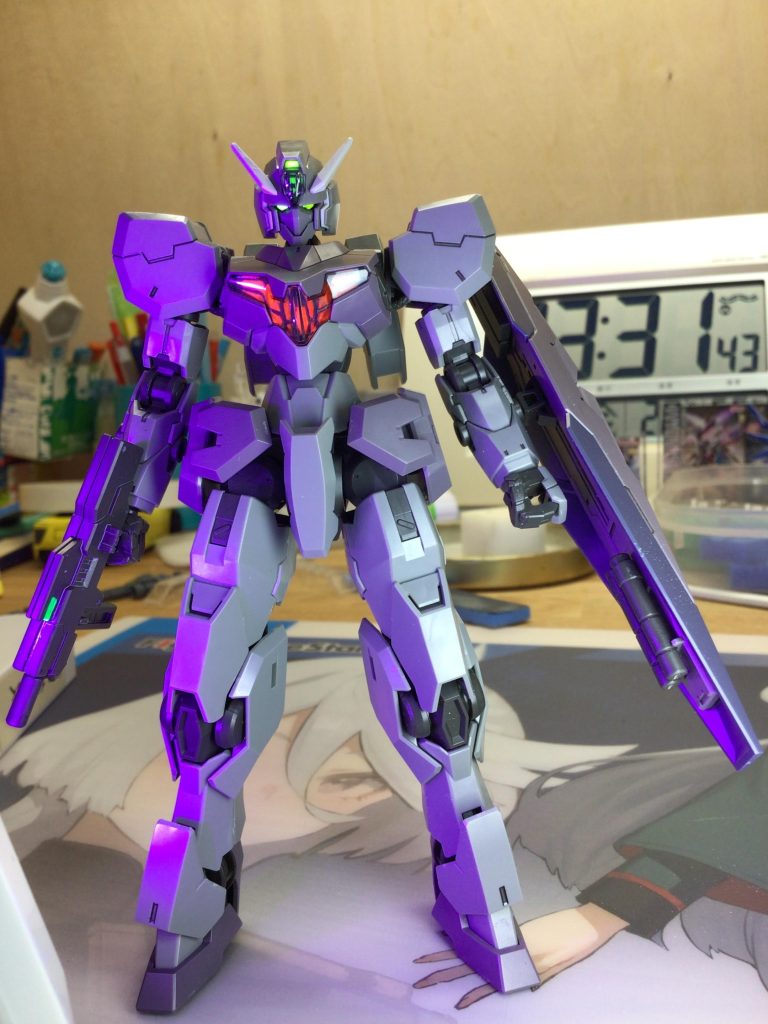 正面からUVライト早速のビコーンです。しっかりと胸部の塗り分けしたのに鶏冠のシェルユニットの色間違っとる…