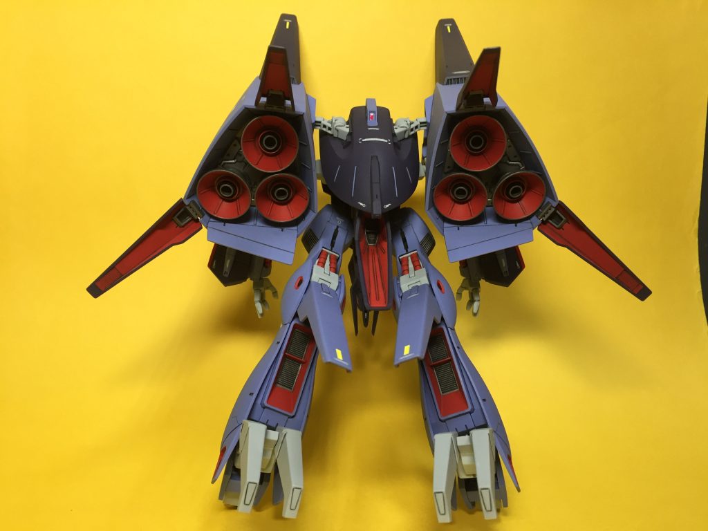 スラスター、バーニアは赤で塗装。