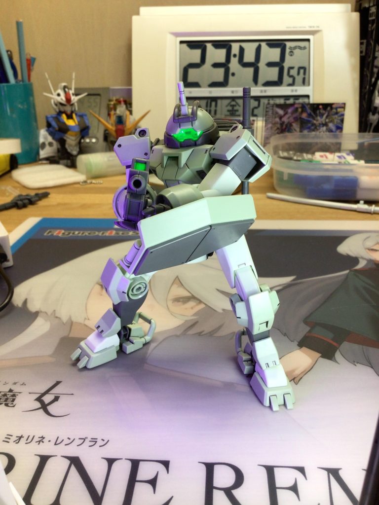 両手での射撃量産機はやはりかっちりとしたポーズが似合いますね。