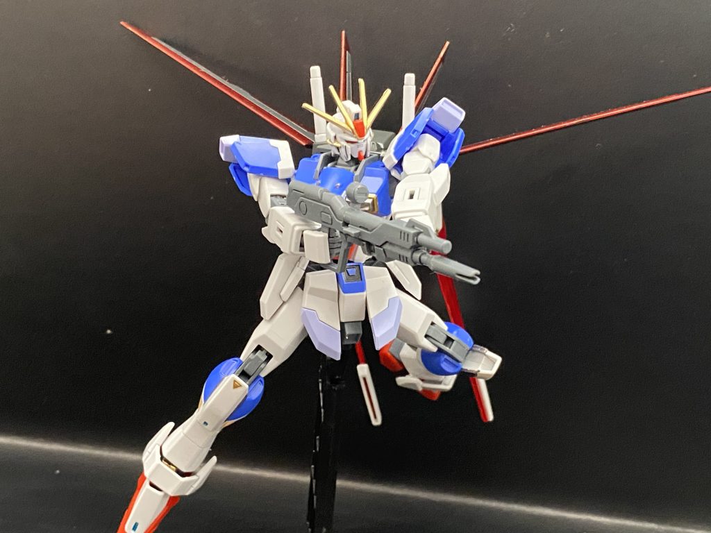 そして可動域の高さから両手でビームライフルを構えたりもできます！