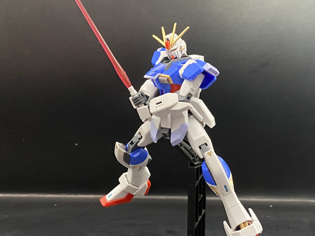 ガンダムが奪取される状況で出撃したという境遇の一致から試作1号機っぽいビームサーベルの構え