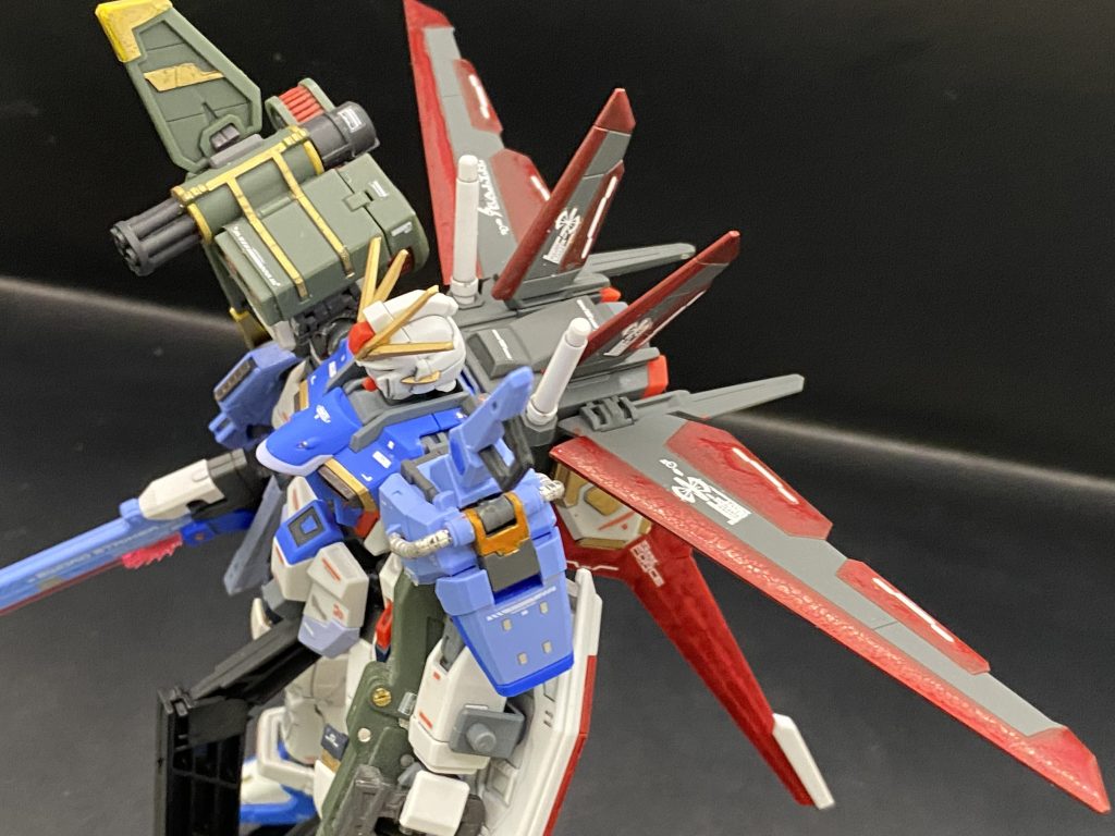 HGCEインパルスに両肩をRGストライクのもので補って足はRGフリーダムから頂き、ついでにサイドにあったクスィフィアスレール砲をパクリました。フォースインパルスの水転写デカールを使い部分塗装に墨入れからウェザリングまで行ってつや消しを吹いてフィニッシュのそこそこ頑張った仕上げです。コンペ用に作りましたが若干腕が外れやすいのでコンペに出すのはしっかりとしたのにしようということで#SEEDガンプラミッション用に変更したのでこちらにも投下します
