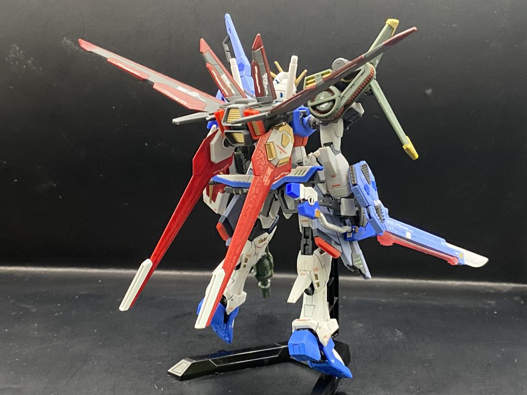 全身を前後からフォースシルエットにパーフェクトストライクのエネルギーパックつけるか迷いましたが収まりのいい所がなかったので断念それでも後ろ姿もかっこよく仕上がったと思います。