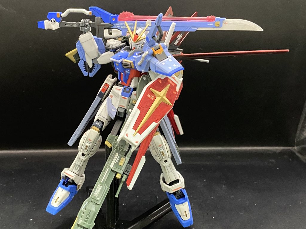 シュゲルトゲベールを肩に担ぎアグニを構えるポーズシールドは展開すると干渉しちゃうので常時閉じたモードで