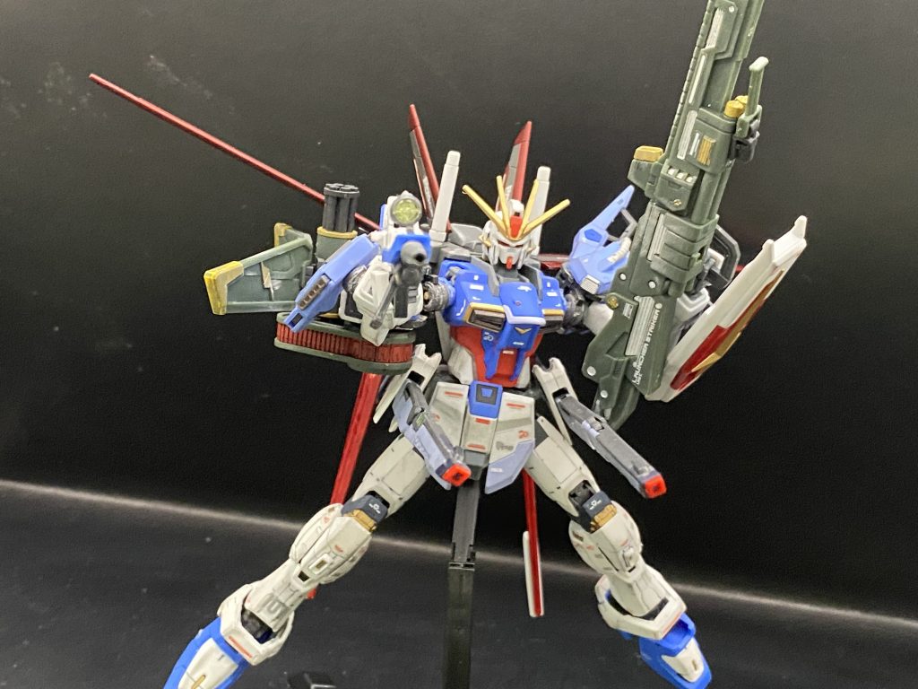 さらに腰のクスィフィアスレール砲まで構えたフルバーストモード!相手を殲滅します!