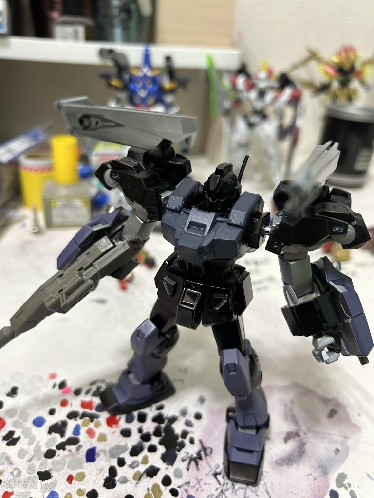 バスターライフルを全面に展開して、発射体制をとるようにポージングを取らせます。ジムカスタムを見たときに改造欲がすごい出たので作ってみたですけど、なかなかカッコ良いかな？って思います。今日発売のガンプラも今日買いに行って、早速作っていきたいって思いますよー