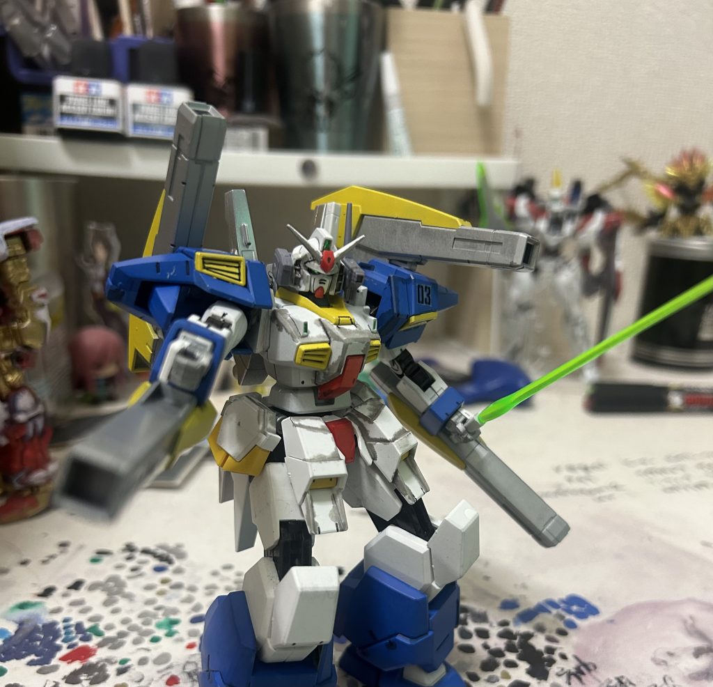 ビームサーベルも標準装備してるので近接戦闘も可能です。最初はAGE3のコアブロックを取り付けようと考えましたが、なかなかうまい型に持っていけなかったので今回は断念しました。やっぱガンプラって難しいけど、そこが楽しいんですよね。ではまた次の作品で会いましょうでは!!