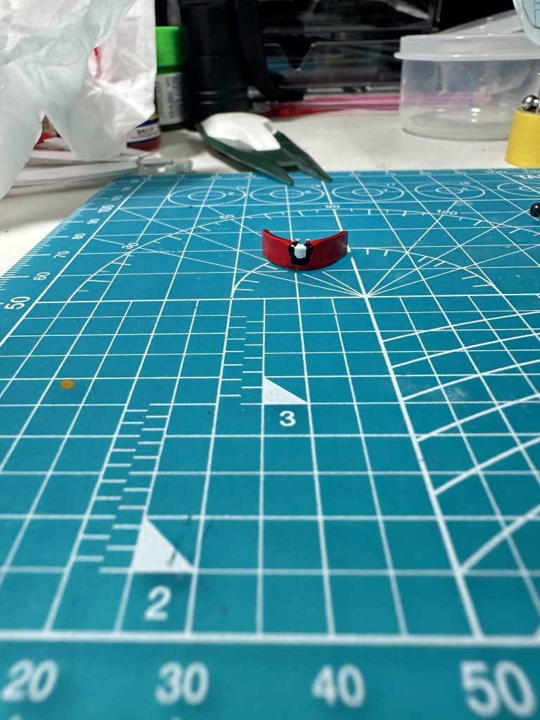 特徴的な目は筆塗してますが、めっちゃガタガタ…