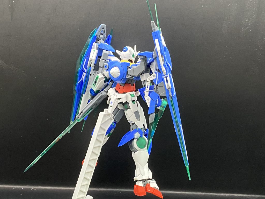 全身を前後からクアンタの頃と比べてタケノコユニットにフルセイバーが追加されたことでボリューム感もアップし背面の寂しさを解消してます。