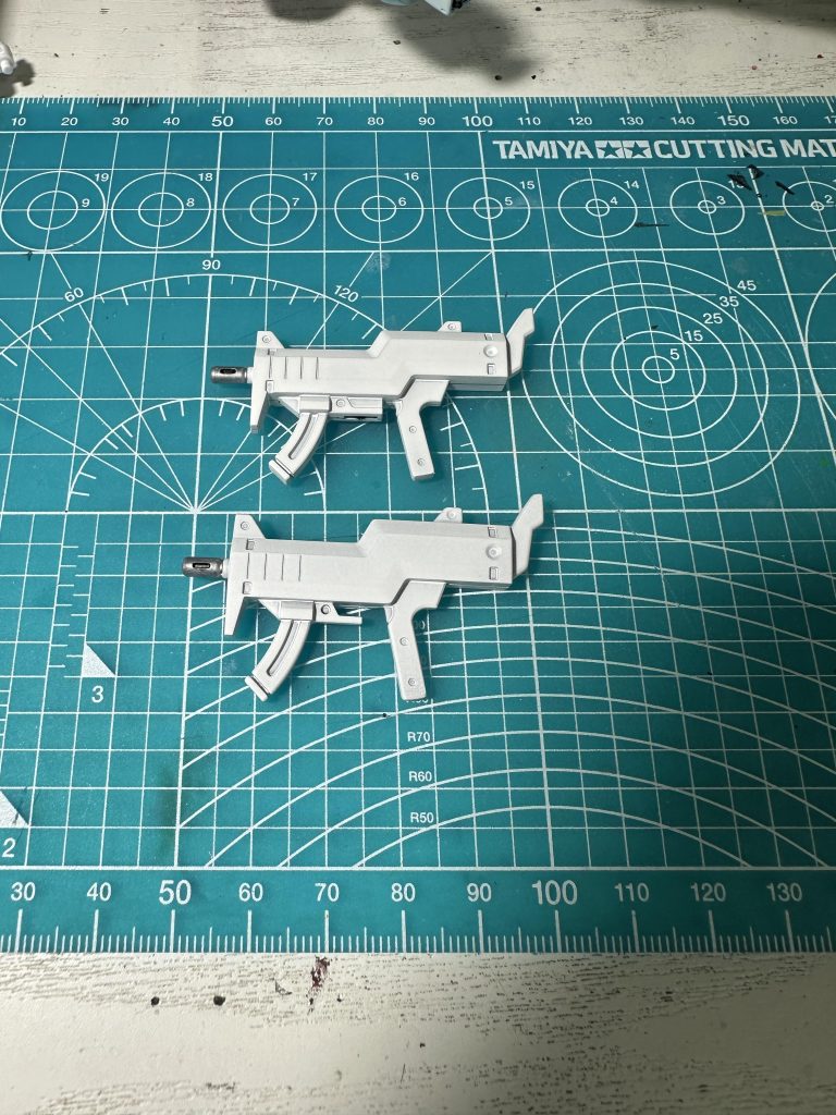 当初は武装は考えておらず無手状態の予定でしたが、一応MSとして武器は必要かと考え直し、マンロディとグシオンのものを両手に持たせています。が、これも目立たせたくないので真っ白に、銃口だけ銀色にしています。