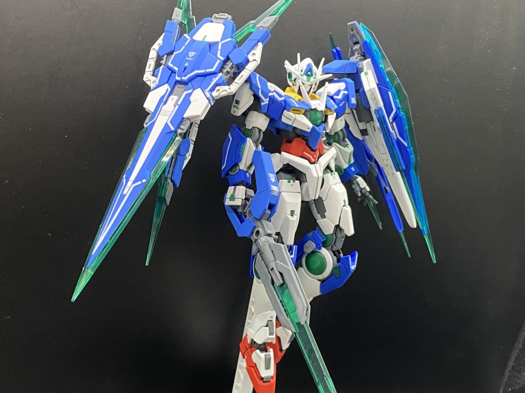 サイトに載っているGNソードVを手にしたどことなく神秘的なポーズ!