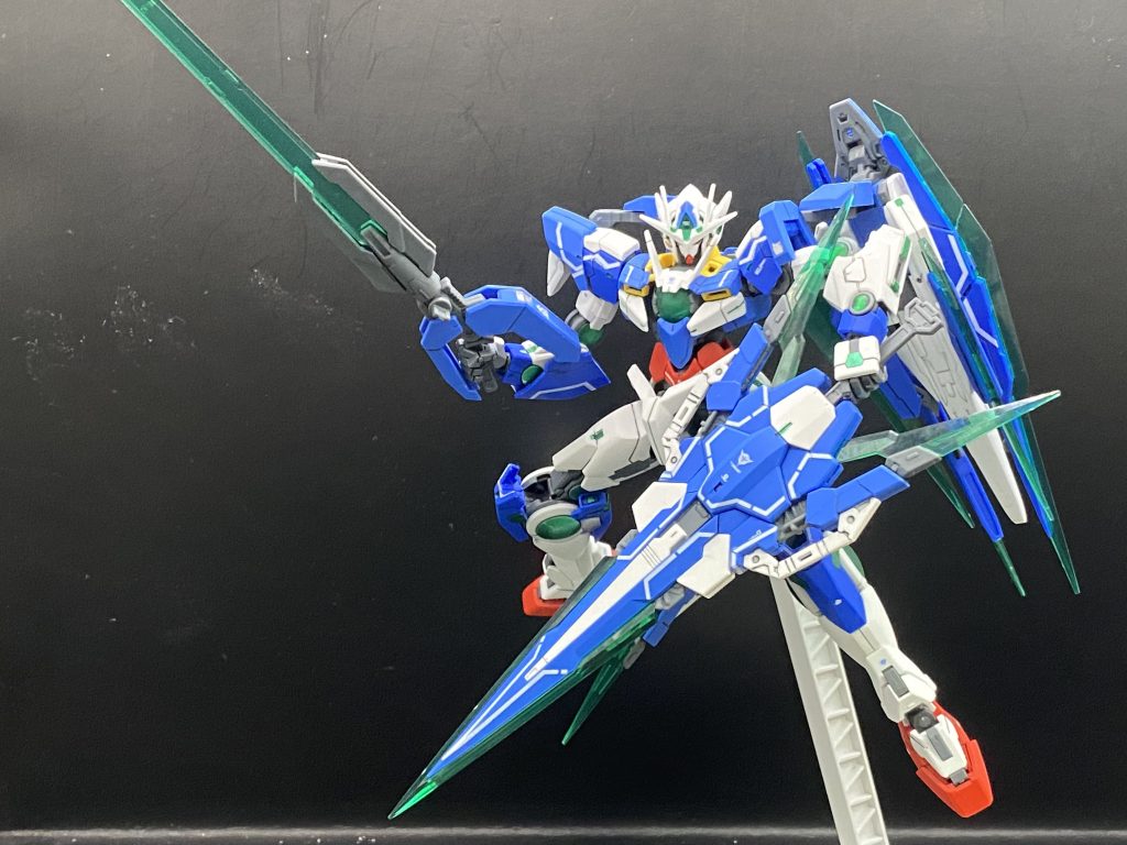 そして最後にGNソードVとフルセイバーを両方構えてポーズ部分塗装でイメージを損なわない程度に塗装し、墨入れと水転写デカールにつや消しでフィニッシュ。めちゃくちゃカッコイイのでクアンタのキットが欲しい時にはオススメのキットです!