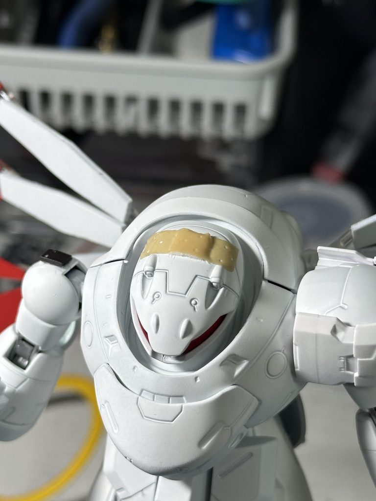 忘れちゃならないバンソーコー。さすがにこんな小さい絆創膏は売ってないので、市販されてるものから切り取って頭頂部にペタリ。