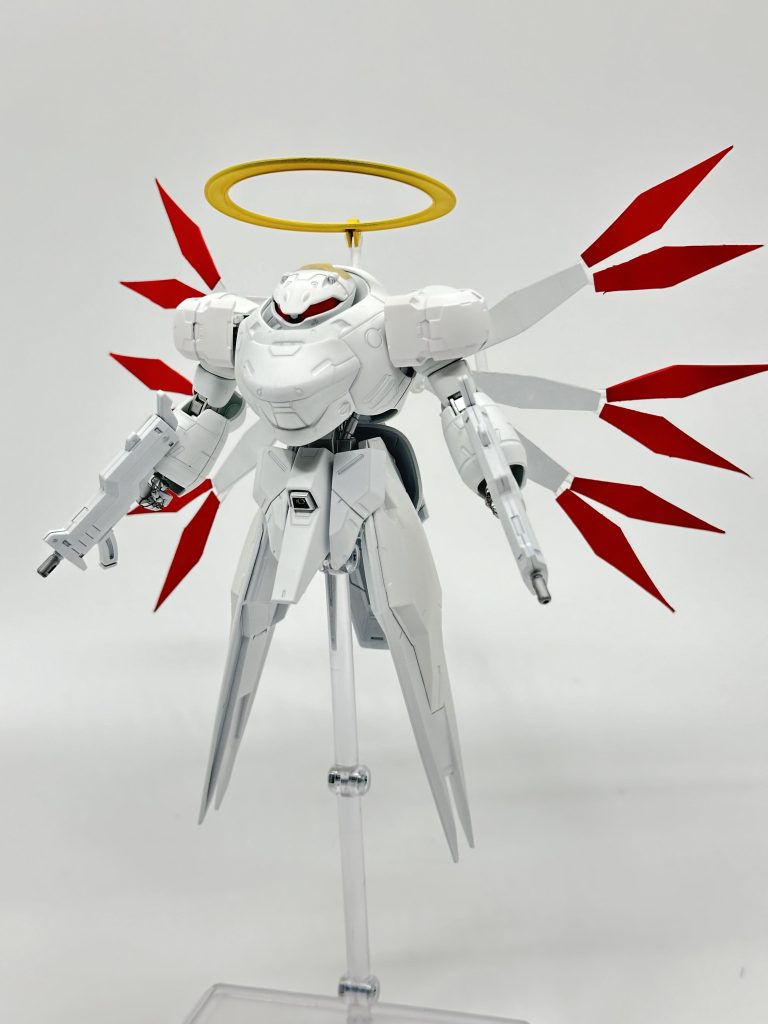 マンロディをベースに、肩をグリムゲルデ、脚にレギンレイズ・ジュリアを使っています。翼はプラ板から手作りで。丸い機体ならハロとかボールのほうが適任でしょうが、それだと面白みがなかったので人型のMSをベースにしております。