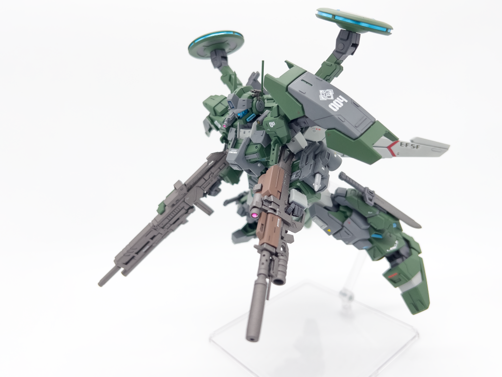 メイン武装はミキシングで製作したビームアサルトライフルと、実弾アサルトライフル。予備マガジンを多く装備することで、中距離でのバラ撒き戦法を得意としています。