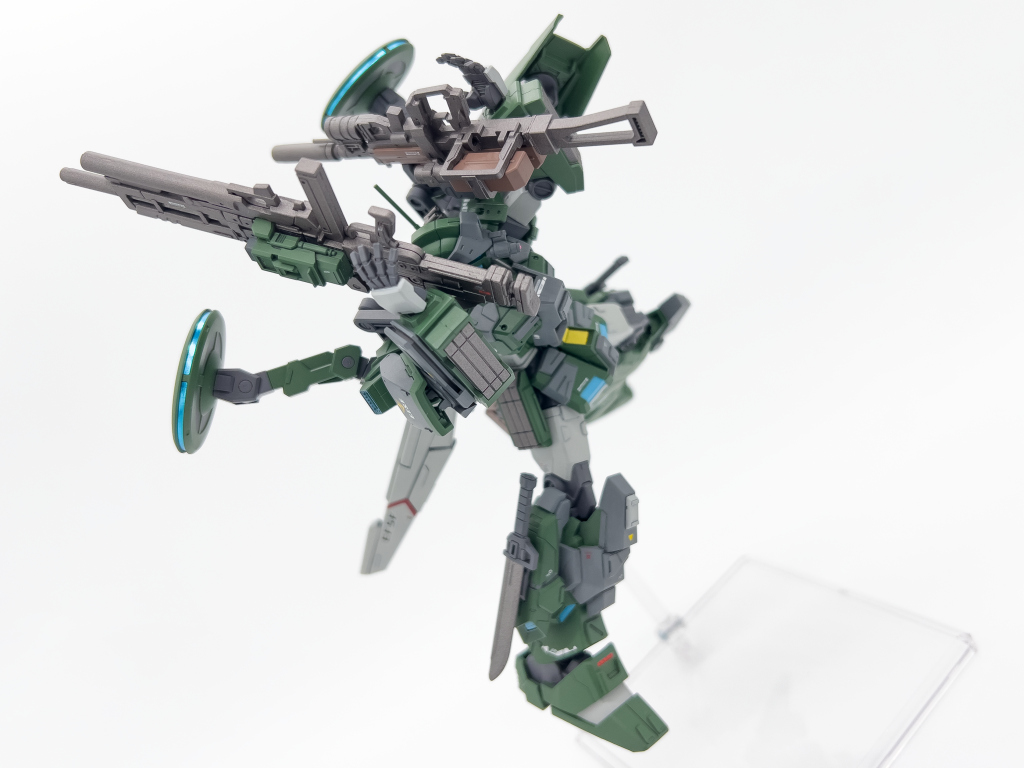 境界戦機のパーツを使用しているため、武装は手元までアームで可動します。カラーリングやディテールの一部はフルアーマーガンダムを参考にしました。