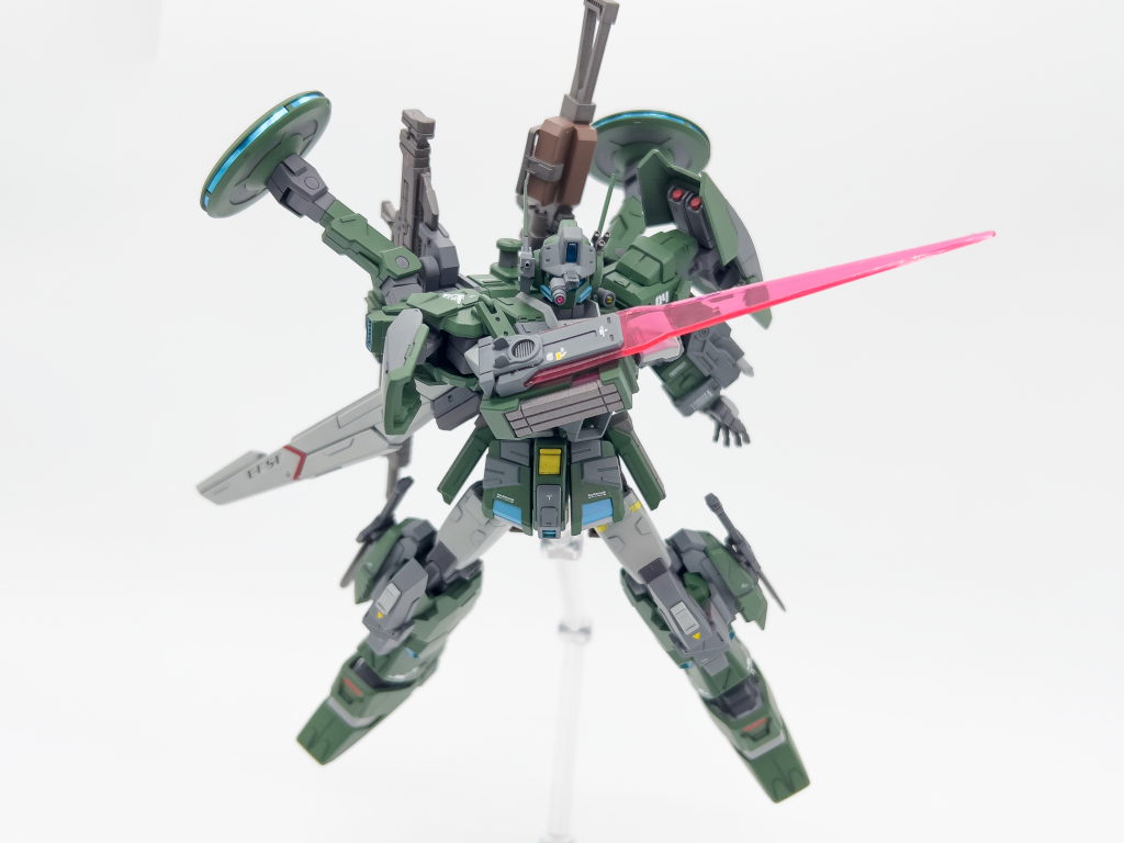 右腕にはディランザから流用したビームブレードを装備。おもいのほか馴染んでカッコよくなったお気に入りの武装です。