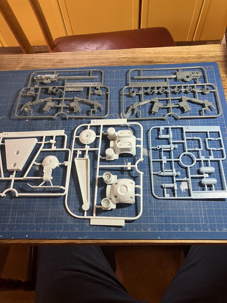 ランナーは5枚、特装版の付録なので最近のガンプラのような色分けはありませんただ塗り分け用のシールはあったみたいです(私は紛失しました笑)低反動砲やアームがモナカなのでガッツリ合わせ目が出ます