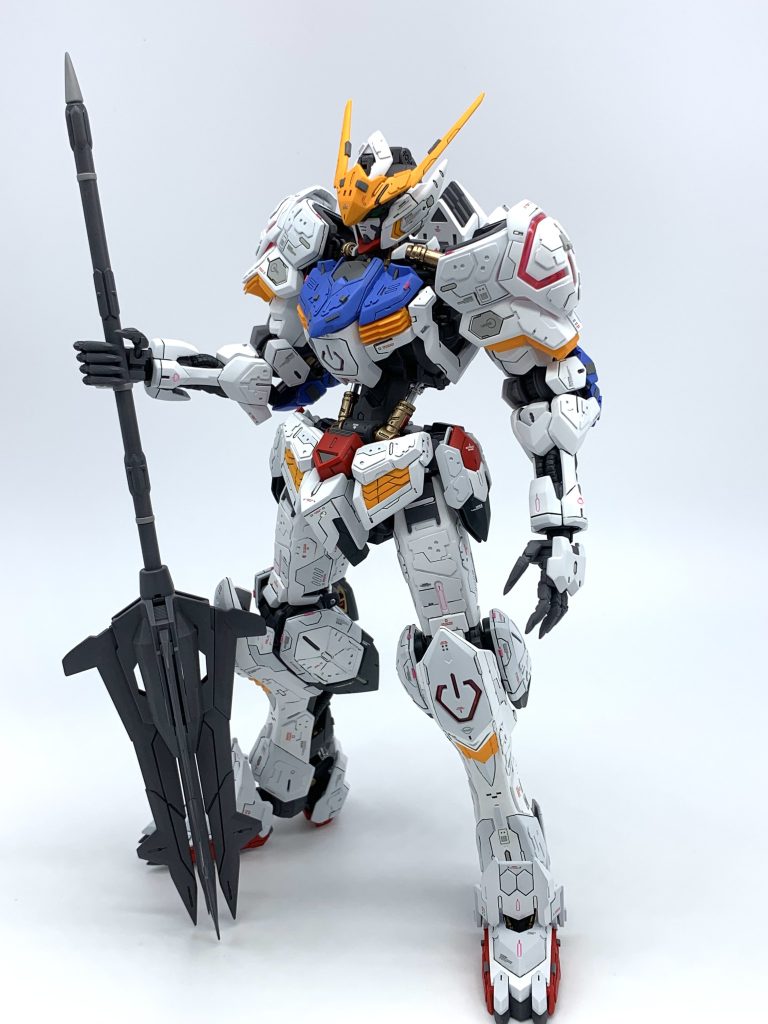 カラーリングはホワイト系3色、グレー系2色で構成しました。