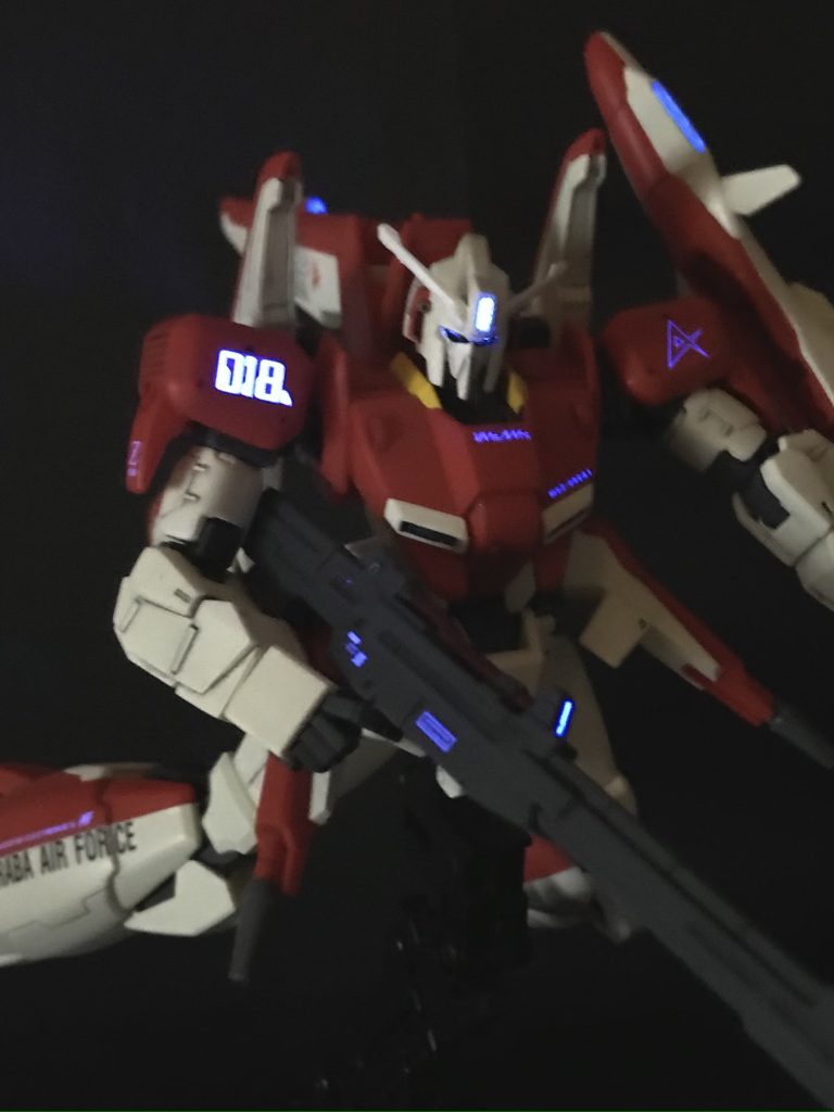 各所センサー部を蛍光塗料で塗装。センチネル機体は青く光らせると雰囲気出ますね。ガイアの蛍光クリアーがお気に入りです。